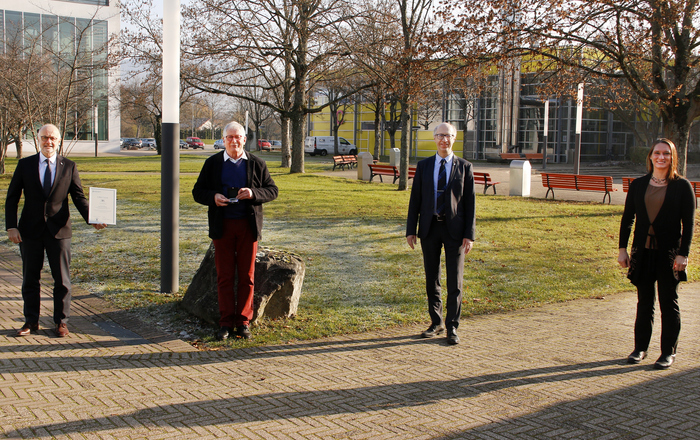 Rektor Prof. Dr. Winfried Lieber überreichte Franz Roser, dem Leiter des Senior Services, im Beisein von Prorektor Prof. Dr. Andreas Christ und Lydia Schindler, Mitarbeiterin der Graduate-School, Urkunde und Ehrenmedaille (von links).   